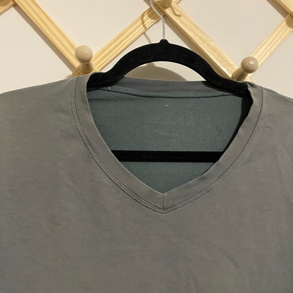 Bylt Basics Grey/Green V-neck Workout Tee size Medium - Picture 3 of 5
